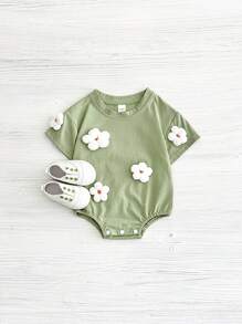新生儿白色手工钩织绿色花卉短袖按扣连体衣，夏季
