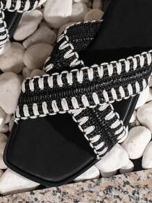 Girl's Comfortable Soft Bottom Black & White Criss-Cross Design Open Toe Flat Sandals, Casual & Fashionable For Teenagers, Summer Beach, Indoor, Daily Wear - Black - View 3