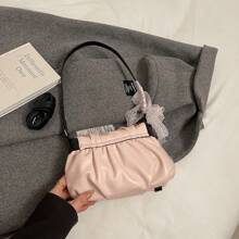 Bolso de hombro estilo Y2K Baddie con bloques de color y decoración de lazo de cinta de encaje, con solapa con plisado de nube, bolso de mano de moda callejera para mujer con colgante, para usar en el hombro y cruzado