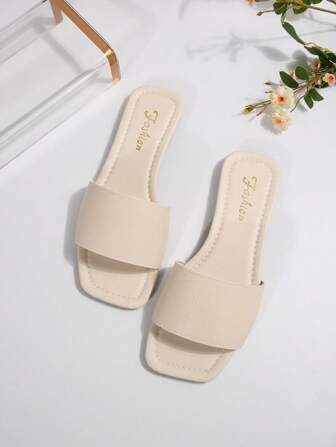 大码女士黑色拖鞋，春夏新款黑色方头平底凉鞋，适合搭配连衣裙，让双腿看起来更长，时尚女孩的沙滩拖鞋，防滑室内拖鞋，可爱的女孩塑料