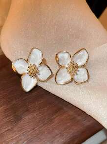 1 Pair Minimalist Versatile Retro Elegant Metal Flower Stud Earrings, Unique Style For Women, Suitable For Daily Or Festival Wear