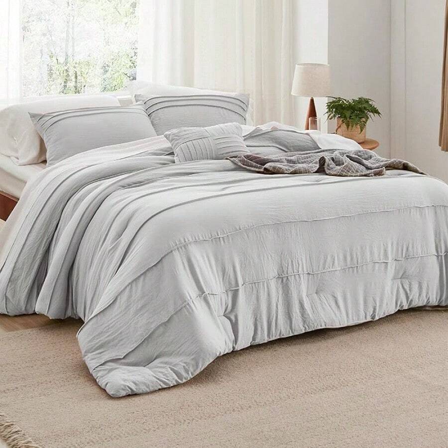 Juego de edredón Queen Bedsure - 4 piezas Juego de cama con pliegues, Ropa de cama bohemia beige para todas las estaciones, 1 edredón suave, 2 fundas de almohada, 1 almohada decorativa - Gris Claro - Ver 1