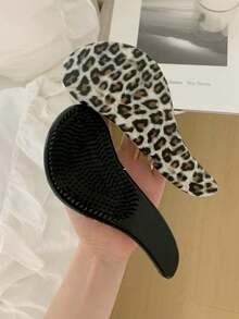 1 Pezzo Set di Pettine Massaggiante con Stampa Leopardata Soffice, Pettine a Corno con Motivo Leopardato, Spazzola, Spazzole per Capelli, Spazzola per Bordi, Spazzola per Capelli, Pettine per Capelli, Pettine, Spazzola Districante, Spazzola a Sfera, Mini Spazzola per Capelli, Set di Spazzole per Capelli, Pettine in Legno, Spazzola per Capelli, Spazzola, Pettini per Capelli, Accessori da Barbiere, Strumenti per Capelli, Prodotti per Capelli, Accessori per Capelli, Spazzola per Capelli Lisci, Cura dei Capelli, Pettine per Capelli, Accessori da Barbiere, Pettine per Capelli, Spazzola per Capelli Ricci, Viaggio, Accessori per Capelli, Spazzola Districante, Spazzola a Sfera, Mini Spazzola per Capelli, Accessori per Capelli, Prodotti per Capelli Ricci, Attrezzatura per Parrucchieri, Accessori, Natale, Accessori da Barbiere, Accessori per Capelli, Parrucchiere, Pettine in Legno