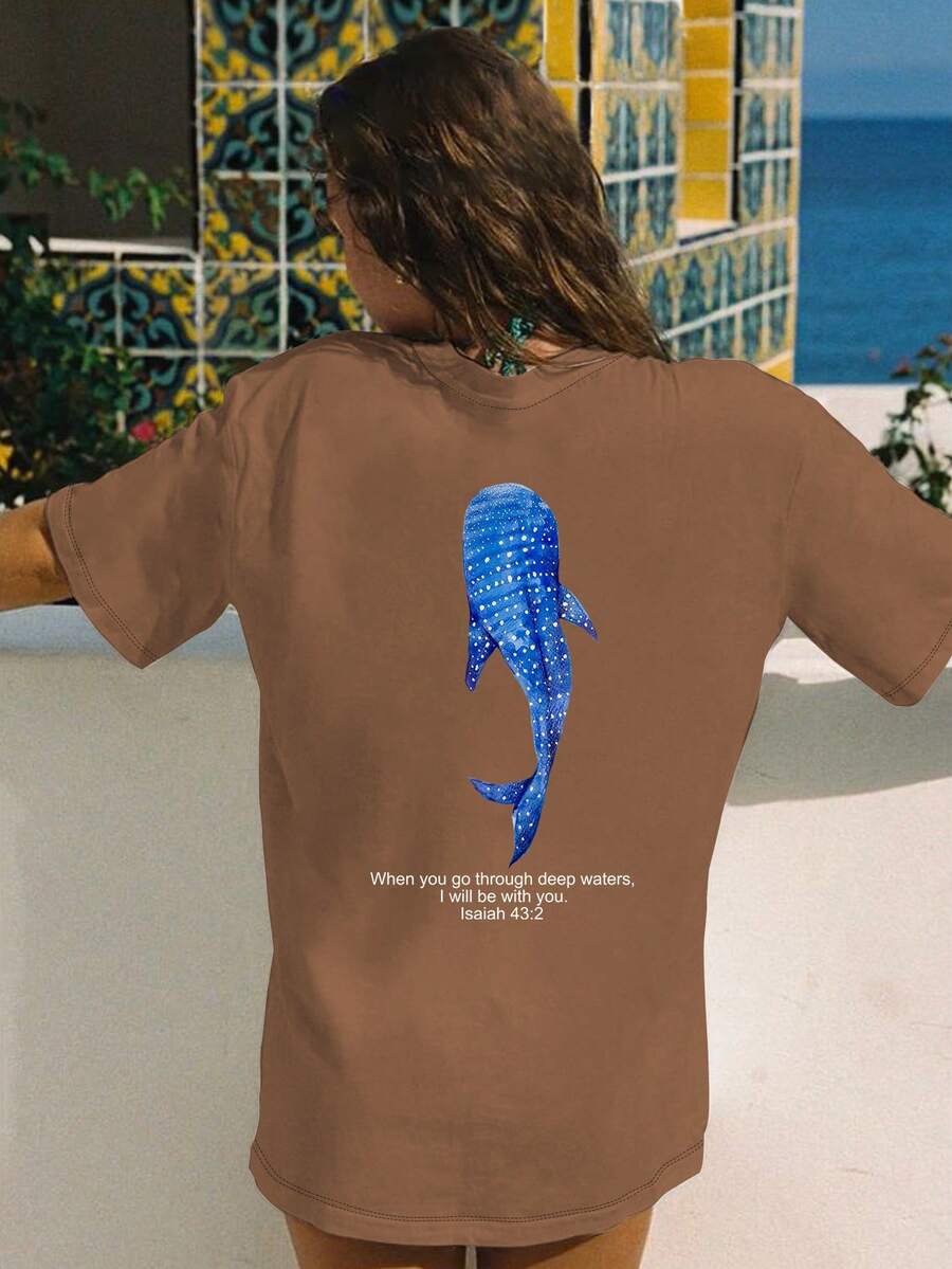 大码女式鲸鱼字母印花短袖T恤，中国新年，农历新年，马年，春节，新年快乐，情人节，情人节礼物，送给她的情人节礼物，返校服装，校园穿搭灵感，返校必备单品，开学第一天穿搭，2026返校穿搭