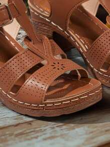 2025 新款夏季女士棕色中跟厚底凉鞋系带镂空雕刻百搭粗跟厚底坡跟罗马凉鞋，露趾缝线工艺轻便舒适防滑大码时尚