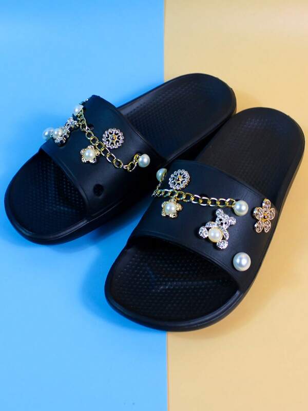 Sandalias planas DIY para mujer con decoración de flor de cristal dorada, oso y cadena de perlas, suela blanda de EVA negra para uso casual en verano y playa [Hebilla decorativa de una sola pieza][Decoraciones removibles empaquetadas por separado para evitar arrugas]