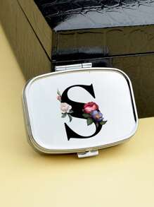 红花黑色字母图案方形药盒，2 个便携式药丸储存隔层，迷你金属储物盒，便携式珠宝和药丸盒，带有姓名标识的个性化创意礼物，适合旅行、户外活动、包袋、口袋，用于婚礼礼物、礼品和招待会装饰，独特设计的装饰性旅行收纳盒（首字母 A-Z） - 銀色 - 查看 8