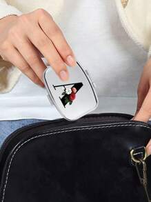 红花黑色字母图案方形药盒，2 个便携式药丸储存隔层，迷你金属储物盒，便携式珠宝和药丸盒，带有姓名标识的个性化创意礼物，适合旅行、户外活动、包袋、口袋，用于婚礼礼物、礼品和招待会装饰，独特设计的装饰性旅行收纳盒（首字母 A-Z） - 銀色 - 查看 3