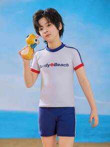 Set de 2 piezas con camiseta de manga corta con bloqueo de color y estampado de letras, y pantalones cortos para niños. Ropa deportiva y casual, elástico, ajuste delgado, para primavera/verano, playa, fiesta, natación, surf, con protección UV y secado rápido.