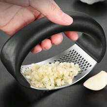 1pc Garlic Press Household Garlic Puree Press Household Manual Circular Garlic Press Kitchen Small Tool - Black - View 2