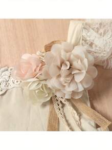 Elegant Baby Girl Romper, Sleeveless Square Neck Lace Hem Solid Color Flower Stitch Playsuit With Lace Skirt - 米色 - 查看 5