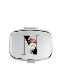 红花黑色字母图案方形药盒，2 个便携式药丸储存隔层，迷你金属储物盒，便携式珠宝和药丸盒，带有姓名标识的个性化创意礼物，适合旅行、户外活动、包袋、口袋，用于婚礼礼物、礼品和招待会装饰，独特设计的装饰性旅行收纳盒（首字母 A-Z） - 銀色 - 查看 20