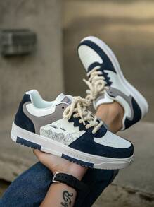Baskets de sport décontractées pour hommes à imprimé aléatoire bicolore avec design vague latéral, chaussures de sport confortables pour couples pour toutes les saisons