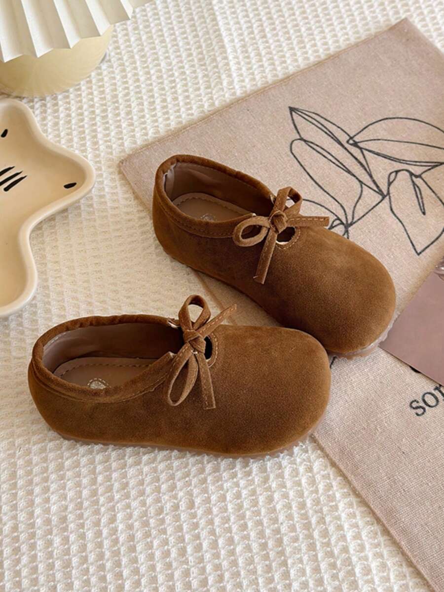 女童蝴蝶结纯色百搭公主鞋，2025年春季新款女童防滑皮革平底鞋，绒面软底乐福鞋复古奶奶鞋