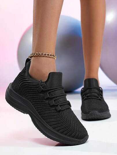 أحذية ركض خارجية خفيفة قابلة للتنفس وناعمة مضادة للانزلاق للنساء ، حذاء رياضي أسود عصري منخفض الكعب للربيع والصيف ، للارتداء اليومي