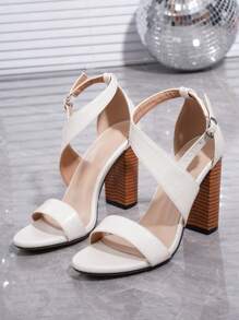 带扣装饰，粗跟设计，优雅百搭，适合户外穿着，白色鳄鱼压纹PU材质，复古木质鞋跟装饰，踝带凉鞋，适合夏季穿着，可作为毕业舞会高跟鞋、度假鞋穿着，属于夏季优雅百搭风格，适合商务休闲和商务时尚风格，也可在圣诞节、秋季、新年、假期、春季穿着 - 白色 - 查看 6