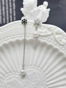 1 pièce Boucles d'oreilles pendantes en argent sterling 925 avec pierre de Zircone cubique asymétrique en forme de flocon de neige et perle, convient pour le port quotidien des femmes