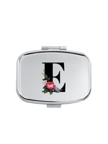 红花黑色字母图案方形药盒，2 个便携式药丸储存隔层，迷你金属储物盒，便携式珠宝和药丸盒，带有姓名标识的个性化创意礼物，适合旅行、户外活动、包袋、口袋，用于婚礼礼物、礼品和招待会装饰，独特设计的装饰性旅行收纳盒（首字母 A-Z） - 銀色 - 查看 26