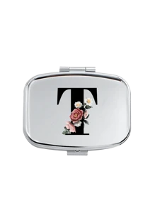 红花黑色字母图案方形药盒，2 个便携式药丸储存隔层，迷你金属储物盒，便携式珠宝和药丸盒，带有姓名标识的个性化创意礼物，适合旅行、户外活动、包袋、口袋，用于婚礼礼物、礼品和招待会装饰，独特设计的装饰性旅行收纳盒（首字母 A-Z） - 銀色 - 查看 23