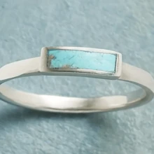 Normcore Stil schmaler Ring, versilbert mit eingelassener Türkiseinlage, passend zu täglichen Outfits, geeignet für Herren und Damen, verschiedene Größen zur Auswahl