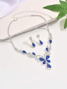 Juego de joyería de novia de alta gama con cristal blanco, que incluye collar de cadena blanca con cristal en forma de mariposa y aretes con rhinestones. Ideal como accesorio para vestidos de novia, vestidos formales o de noche, y trajes de actuación en el escenario.