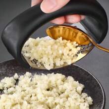 1pc Garlic Press Household Garlic Puree Press Household Manual Circular Garlic Press Kitchen Small Tool - Black - View 3