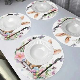 Un prodotto a tema pasquale, che incorpora simpatici conigli, uova colorate ed elementi floreali, ricco di atmosfera festiva. Realizzato in materiale di lino e poliestere, facile da pulire. Il design rotondo è unico e nuovo, con un diametro di circa 38 cm, adatto per abbinarsi a qualsiasi tipo di stoviglie.