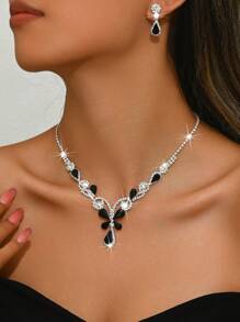 Juego de joyería de novia de alta gama con cristal blanco, que incluye collar de cadena blanca con cristal en forma de mariposa y aretes con rhinestones. Ideal como accesorio para vestidos de novia, vestidos formales o de noche, y trajes de actuación en el escenario.