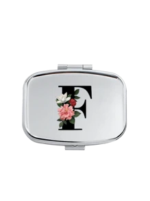 红花黑色字母图案方形药盒，2 个便携式药丸储存隔层，迷你金属储物盒，便携式珠宝和药丸盒，带有姓名标识的个性化创意礼物，适合旅行、户外活动、包袋、口袋，用于婚礼礼物、礼品和招待会装饰，独特设计的装饰性旅行收纳盒（首字母 A-Z） - 銀色 - 查看 18