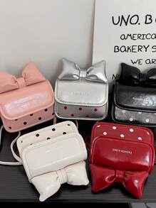 迷你春夏新款时尚简约休闲蝴蝶结Pu材质波点印花斜挎包。可单肩背的零钱包。适合青少年日常使用，外出购物时可当口红包。可作为礼物送给朋友、女朋友。