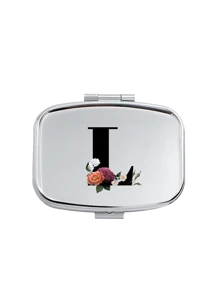 红花黑色字母图案方形药盒，2 个便携式药丸储存隔层，迷你金属储物盒，便携式珠宝和药丸盒，带有姓名标识的个性化创意礼物，适合旅行、户外活动、包袋、口袋，用于婚礼礼物、礼品和招待会装饰，独特设计的装饰性旅行收纳盒（首字母 A-Z） - 銀色 - 查看 15