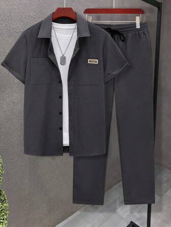 男士休闲两件套，夏季短袖树脂纽扣领衬衫搭配抽绳长裤，质感涤纶面料，双口袋+独特Logo，经典纯色