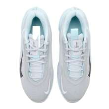 Nike Zapatillas de baloncesto para hombres G.T. JUMP ACADEMY EP, zapatos deportivos casuales ligeros, transpirables y cómodos - Plata metalizada/gris medio/azul glaciar/amarillo limón claro - Ver 4