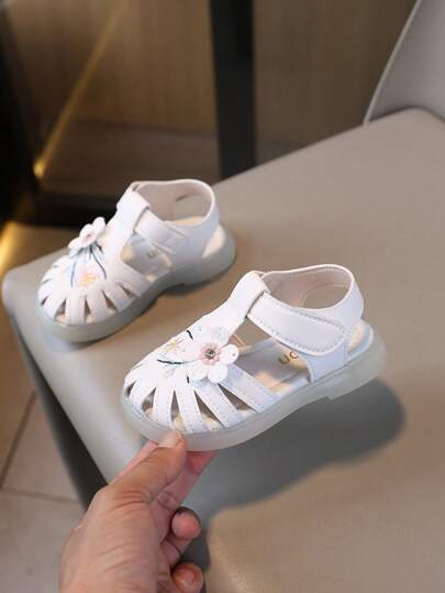 1 双女童花朵装饰钩环柔软防滑鞋底夏季凉鞋