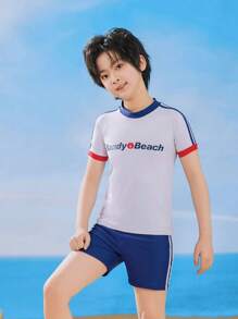 Set de 2 piezas con camiseta de manga corta con bloqueo de color y estampado de letras, y pantalones cortos para niños. Ropa deportiva y casual, elástico, ajuste delgado, para primavera/verano, playa, fiesta, natación, surf, con protección UV y secado rápido.