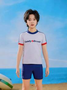 Set de 2 piezas con camiseta de manga corta con bloqueo de color y estampado de letras, y pantalones cortos para niños. Ropa deportiva y casual, elástico, ajuste delgado, para primavera/verano, playa, fiesta, natación, surf, con protección UV y secado rápido.
