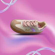 Tenis de niña casual y moderno en color beige con detalles laterales rosa, diseño cómodo, versátil y lindo, ideales para looks informales, actividades diarias y ocasiones casuales, calzado fresco, estilizado y de moda. - Beis - Ver 1