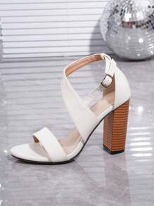 带扣装饰，粗跟设计，优雅百搭，适合户外穿着，白色鳄鱼压纹PU材质，复古木质鞋跟装饰，踝带凉鞋，适合夏季穿着，可作为毕业舞会高跟鞋、度假鞋穿着，属于夏季优雅百搭风格，适合商务休闲和商务时尚风格，也可在圣诞节、秋季、新年、假期、春季穿着 - 白色 - 查看 7