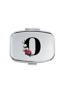 红花黑色字母图案方形药盒，2 个便携式药丸储存隔层，迷你金属储物盒，便携式珠宝和药丸盒，带有姓名标识的个性化创意礼物，适合旅行、户外活动、包袋、口袋，用于婚礼礼物、礼品和招待会装饰，独特设计的装饰性旅行收纳盒（首字母 A-Z） - 銀色 - 查看 14