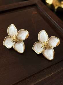 1 Pair Minimalist Versatile Retro Elegant Metal Flower Stud Earrings, Unique Style For Women, Suitable For Daily Or Festival Wear