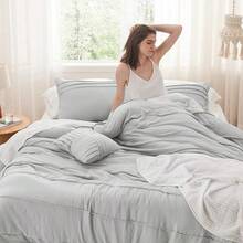 Juego de edredón Queen Bedsure - 4 piezas Juego de cama con pliegues, Ropa de cama bohemia beige para todas las estaciones, 1 edredón suave, 2 fundas de almohada, 1 almohada decorativa - Gris Claro - Ver 3