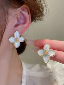 1 Pair Minimalist Versatile Retro Elegant Metal Flower Stud Earrings, Unique Style For Women, Suitable For Daily Or Festival Wear