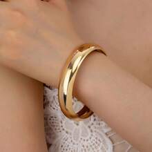 1 pieza Brazalete de metal liso y de color dorado de moda y lujoso para mujeres, apto para uso diario