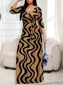 女士多色拼接连衣裙，深V领和收腰设计，优雅大方，适合外出就餐、购物等各种场合。