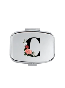 红花黑色字母图案方形药盒，2 个便携式药丸储存隔层，迷你金属储物盒，便携式珠宝和药丸盒，带有姓名标识的个性化创意礼物，适合旅行、户外活动、包袋、口袋，用于婚礼礼物、礼品和招待会装饰，独特设计的装饰性旅行收纳盒（首字母 A-Z） - 銀色 - 查看 24