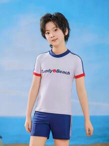 Set de 2 piezas con camiseta de manga corta con bloqueo de color y estampado de letras, y pantalones cortos para niños. Ropa deportiva y casual, elástico, ajuste delgado, para primavera/verano, playa, fiesta, natación, surf, con protección UV y secado rápido.