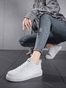 حذاء رياضي كاجوال مربوط للرجال، أحذية بيضاء شائعة، متعدد الاستخدامات، قاعدة ناعمة، مضاد للانزلاق ومقاوم للتآكل، المقاس من 36 إلى 45 - أبيض - مشاهدة 5