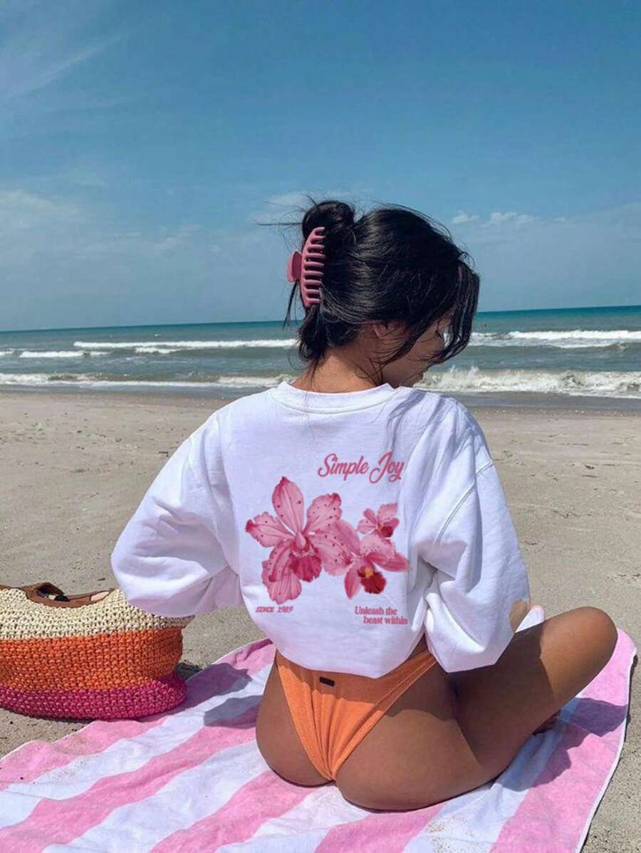 这款色彩缤纷的字母花卉印花圆领T恤，时尚百搭，是夏季的理想之选。这款印花T恤有白色和粉色两种颜色，适合度假穿着。休闲百搭。