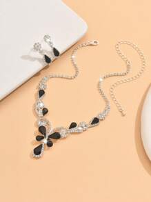 Juego de joyería de novia de alta gama con cristal blanco, que incluye collar de cadena blanca con cristal en forma de mariposa y aretes con rhinestones. Ideal como accesorio para vestidos de novia, vestidos formales o de noche, y trajes de actuación en el escenario.