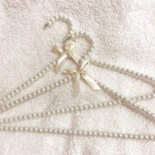 1pc Cute Girly Pearl Bridal Wedding Dress Hanger, Korean Anime Style Wardrobe Pink Dress Hanger, Transparent Plastic Hanger With Bow & Pearl, Suitable For Bridal, Wedding Ceremony, Boutique
